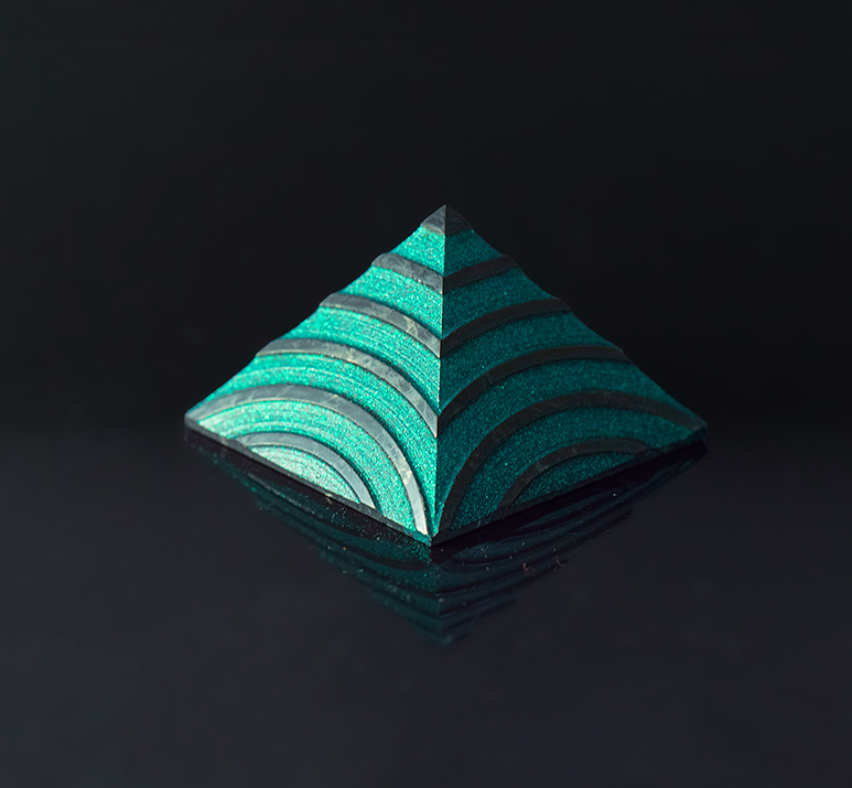 Мистическая чёрно-зелёная пирамида Севера - фото 1