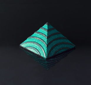 Мистическая чёрно-зелёная пирамида Севера