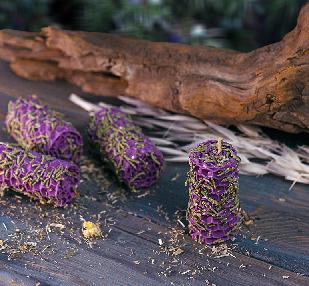 Фиолетовые катаные свечи с можжевельником. Кудесы.  4,5 см. 4 шт