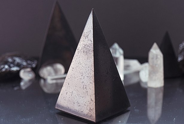 пирамидка из шунгита, купить пирамидку из шунгита, свойства пирамид, магические свойства пирамид
