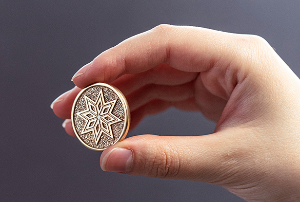 конок на богатство, монета на богатство, бронзовая монета, славянский конок, славянский подарок